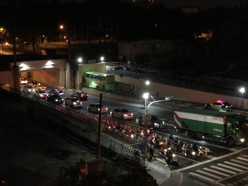 統聯客運巴士卡在機車道，造成當地交通大打結。 圖：翻攝PTT