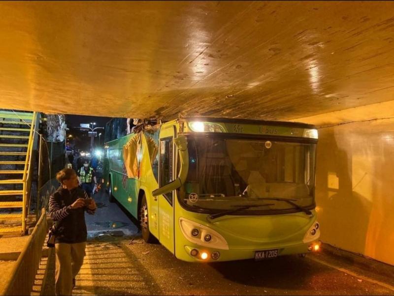 一輛統聯客運巴士9日晚上誤闖台南市北區小東地下道機車道，結果就此卡住。 圖：翻攝PTT