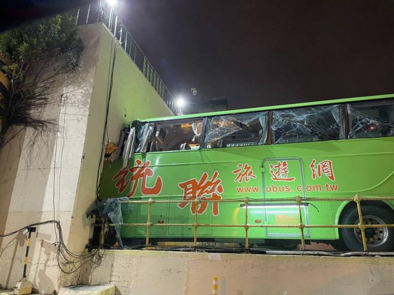 肇事的統聯客運巴士車頭削去一大半，車窗幾乎全毀。 圖：翻攝PTT