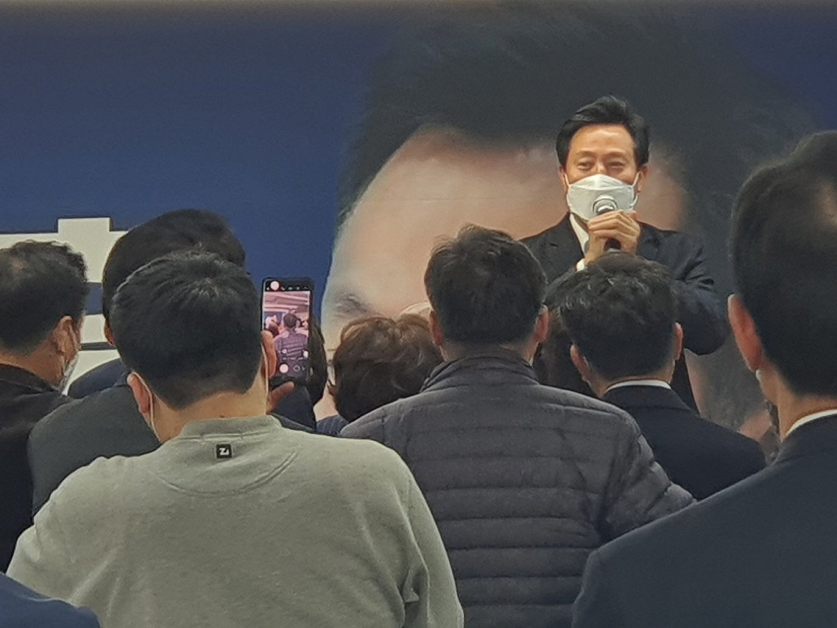 韓國首爾市長換人做，國民力量的吳世勳（後）拿下超過57%的支持度，正式上任。 圖：翻攝自國民力量推特