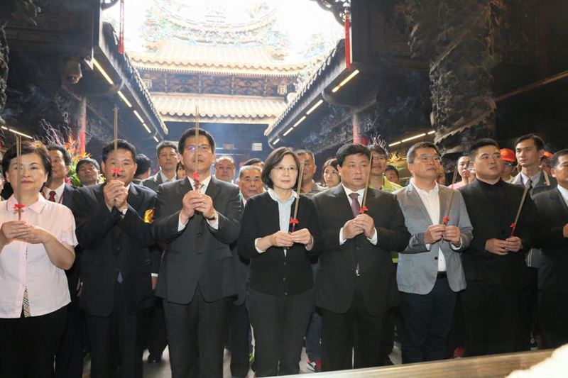 蔡英文2016年上任時也曾與林佳龍到大甲鎮瀾宮參拜。 圖：翻攝自林佳龍臉書（資料照片）