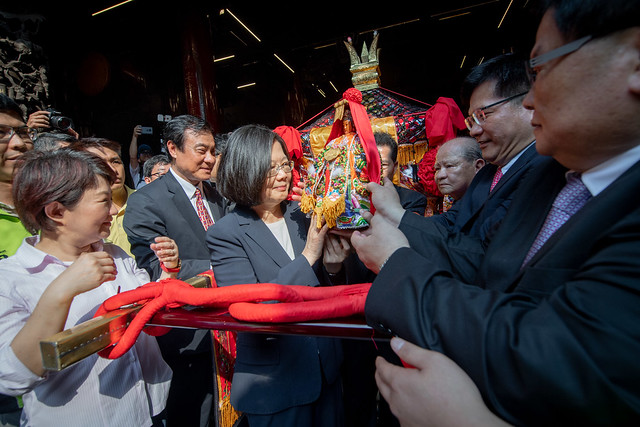 蔡英文2019年時赴鎮瀾宮恭請媽祖上轎，並祈求台灣平安。 圖：取自總統府網站（資料照片）