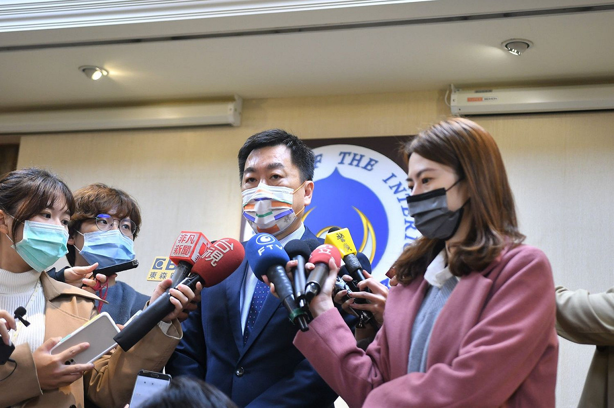 內政部次長陳宗彥今（9）天上午受訪表示，該報告並沒有「要求」在野黨改黨徽，僅就國徽、黨徽的更改難易程度分析，並沒有做具體的建議。 圖：內政部提供