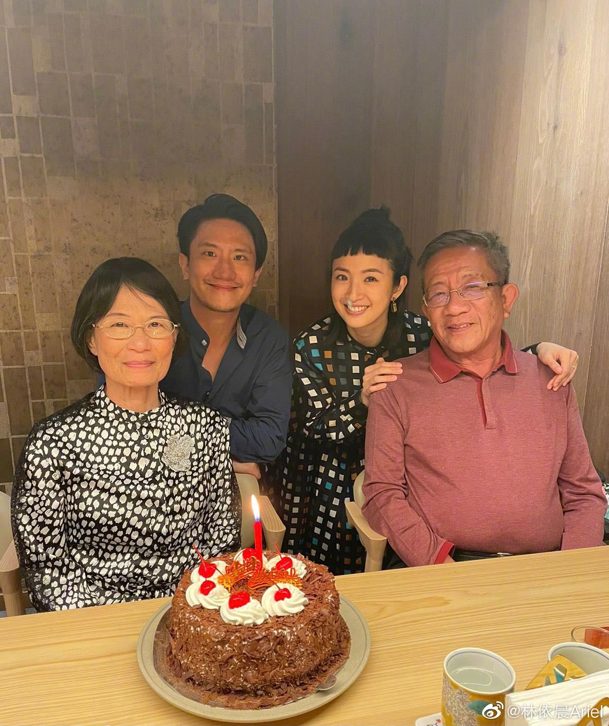 林依晨和老公林于超（左2）結婚6年，與婆家關係融洽。 圖：翻攝自林依晨微博