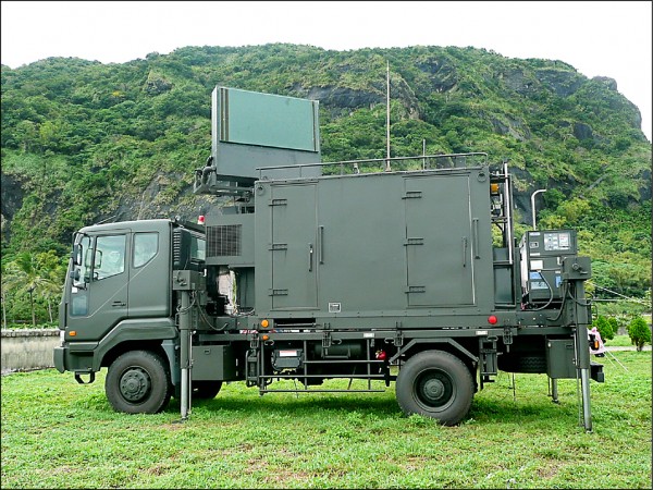 海軍投稿此次曝光的機輪型被動雷達車是以中科院收發分離多基雷達車再升級 圖：翻拍自中科院網站