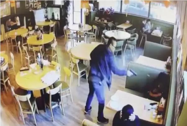 美國加州日前發生一起槍擊案，一名亞裔男子進入餐廳後走向一對男女，隨即拿出手槍將兩人射殺。 圖 : 現場監視器截圖
