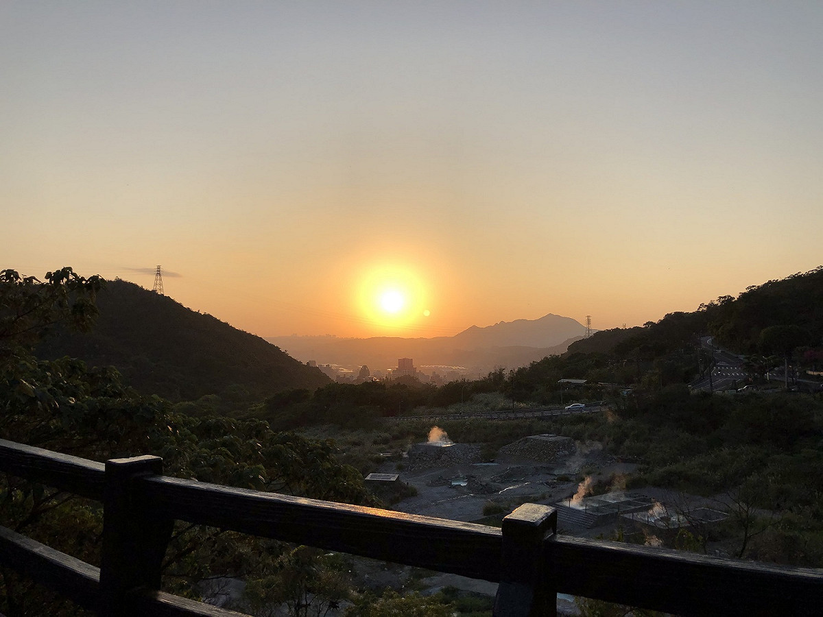 硫磺谷及北投市區的夕陽美景。 圖：台北大地處／提供