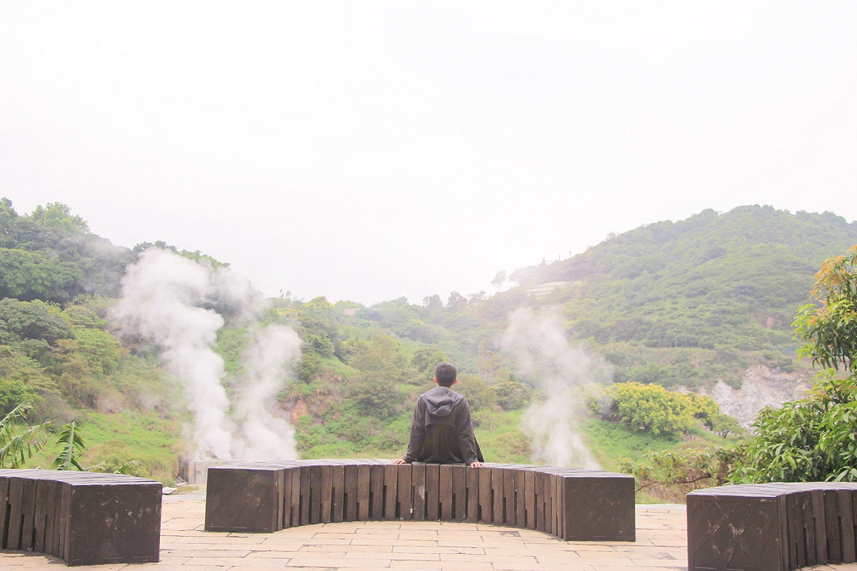 觀賞硫磺谷特殊地景。 圖：台北大地處／提供