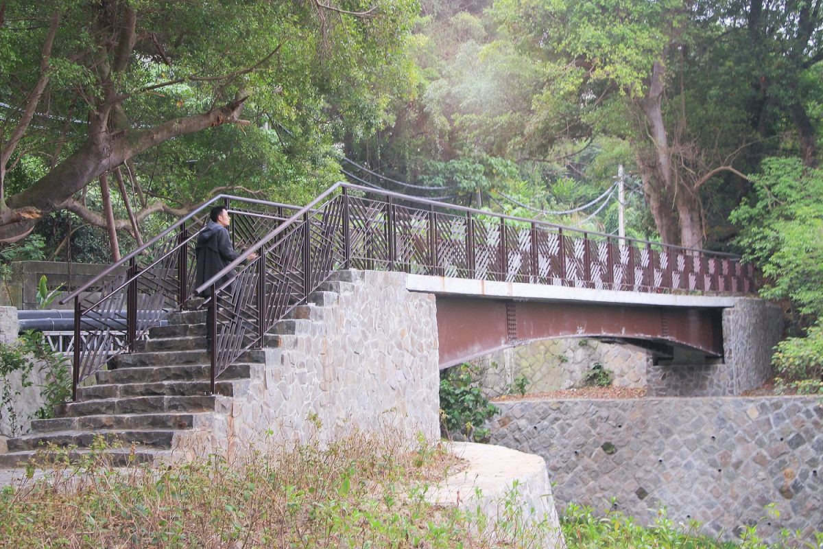 越溪觀景橋可供通行及遠眺硫磺谷的地景。 圖：台北大地處／提供