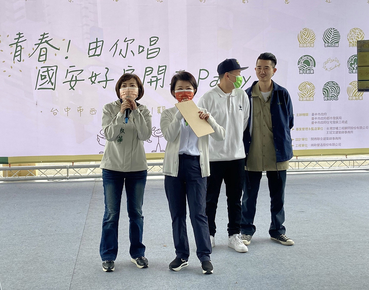 市議員陳淑華（左一）說，市府、民間配合炒地、炒房，可能將房價推高，嚴重違反土地正義，使得市民承擔難以負荷的高房價痛苦。   圖:市議員陳淑華/提供