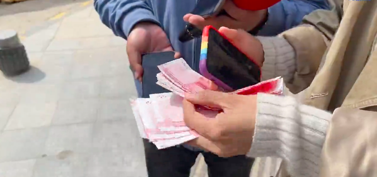 “兒子娶媳婦，爹娘脫層皮”的現像在不少中國的農村仍然普遍存在 圖：翻攝自河南廣播電視台