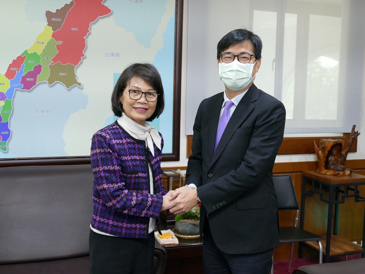 議會開議前，市長陳其邁(右)拜會議長曾麗燕。 圖：高雄市議會/提供