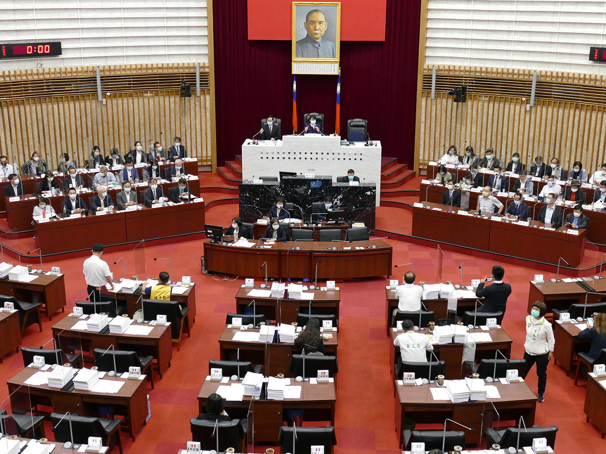 內政部今（18）日表示，目前全國22個地方議會均已依規定主動揭露議事日程等議事資訊，並全程直播大會，強化地方層級的公民參與及公眾監督。 圖：高雄市議會/提供（資料照）