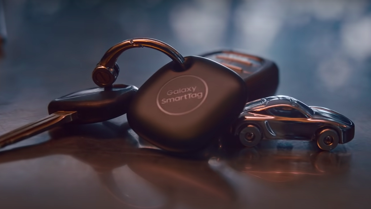 三星推出的智慧防丟器Galaxy SmartTag+可以綁在鑰匙、背包等日常用品上。 圖：翻攝自Samsung Youtube
