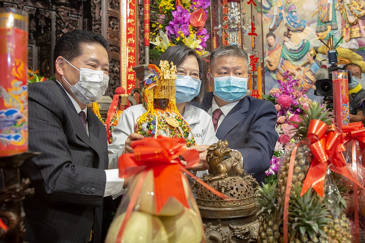 大甲媽祖9天8夜遶境進香今（9）晚間起駕，總統蔡英文前往參拜 圖：總統府 / 提供