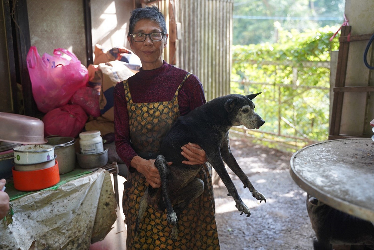 民間動物收容所管理人和動物合照。 圖：新北市動保處提供
