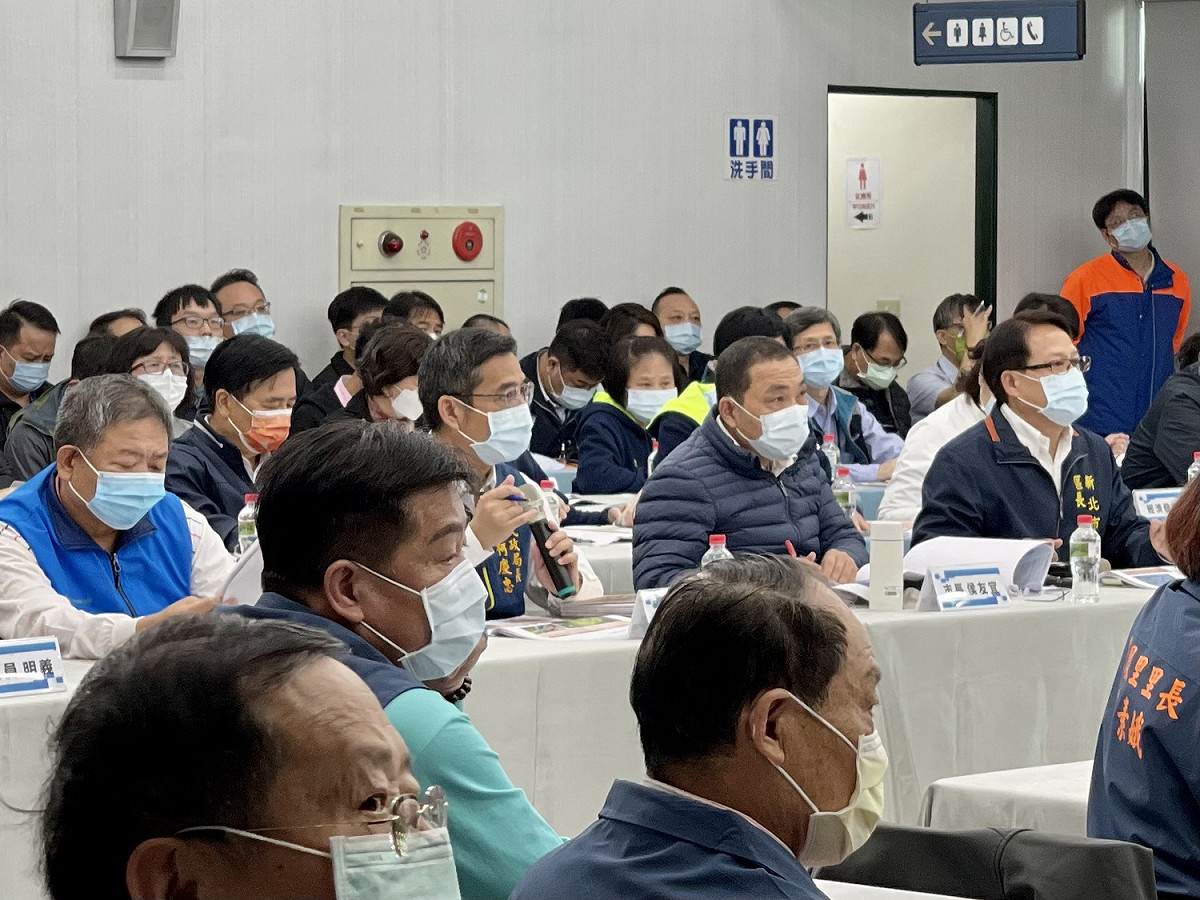侯友宜參加新莊區行動治理，傾聽里長建議。 圖：新北民政局提供