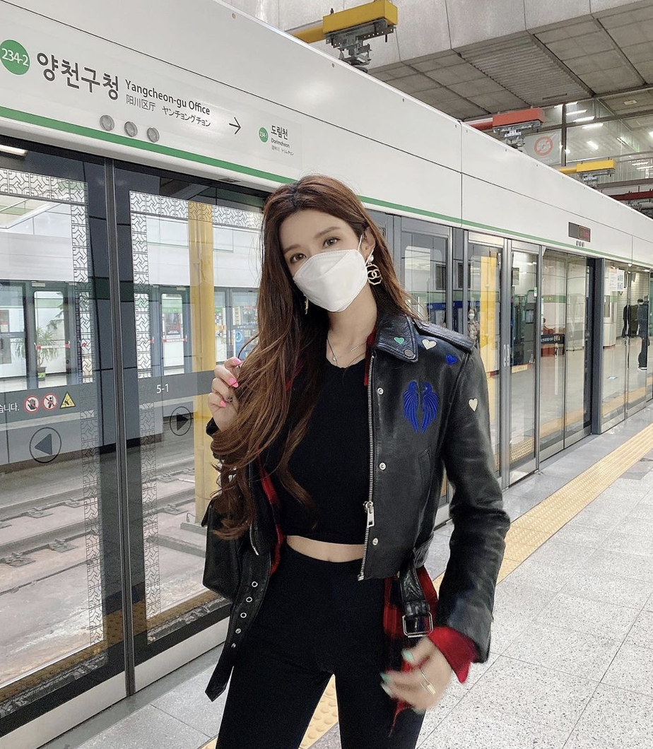 韓國模特「朴多賢」戴口罩被認出。 圖：翻攝IG／manyo_yoojin