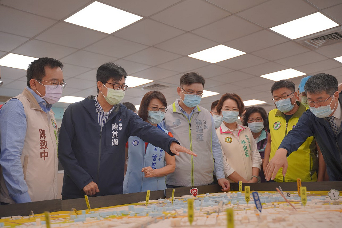 陳其邁(左二)重申市府一定會與居民達成共識。 圖：高雄市政府/提供