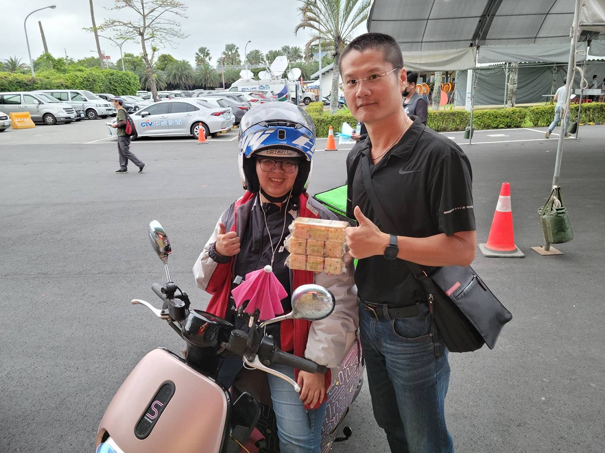 有民眾自雲林騎車來支持警察行動補給站，花蓮警察局表示該民眾總共換了10多顆電池才騎到花蓮，非常感謝民眾的義舉。 圖：翻攝自花蓮縣警察局花蓮分局 臉書專頁
