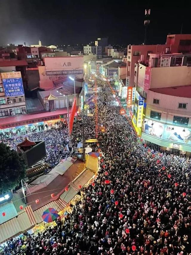 台中大甲鎮瀾宮媽祖遶境日前登場，今年因應疫情雖不能鑽轎腳，但人潮仍然大爆滿。 圖：翻攝自爆廢1公社