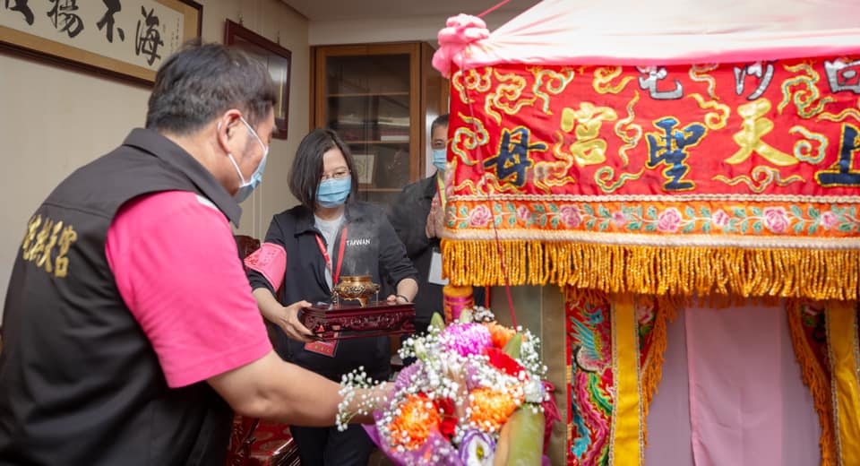 總統蔡英文11日出席白沙屯拱天宮媽祖進香活動。 圖：總統府提供