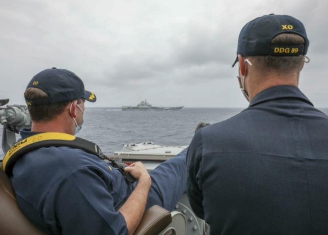 美軍驅逐艦「馬斯廷號」艦長（USS Mustin，DDG-89）近距離「翹腳」監控中國航母，引發中國網友不滿。 圖 : 翻攝自王定宇臉書