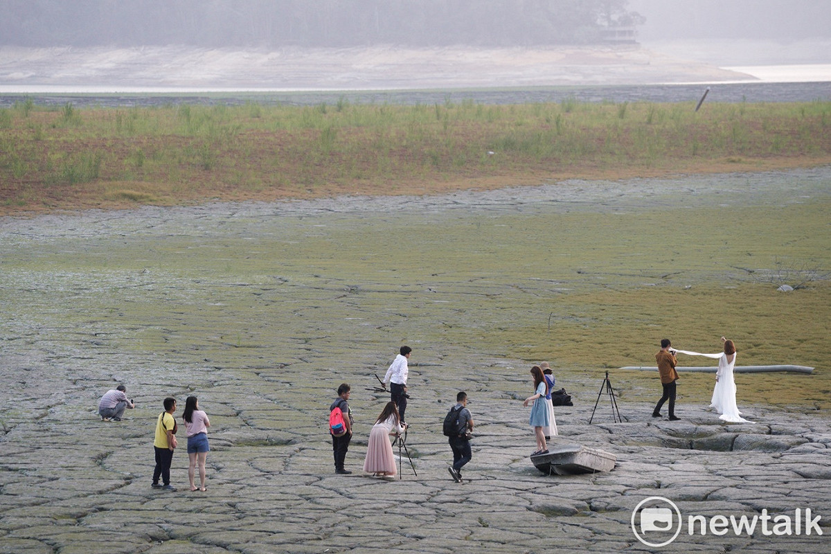 日月潭大竹湖進水口一帶湖底裸露、白色的枯木浮現、淤泥龜裂甚至長出青草，乾旱的湖底奇觀，因IG網美照瞬間變成網美爆紅景點，民眾爭相拍網美照，場景超現實，凸顯旱象的荒謬現象。 圖：張良一/攝