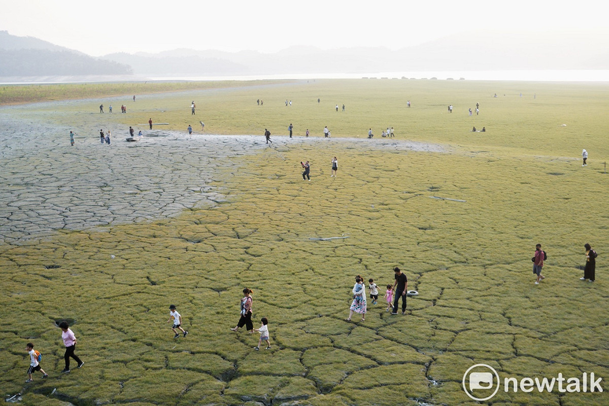 全台水情吃緊，日月潭大竹湖裸露大片乾涸的土地。 圖：張良一/攝（資料照片）