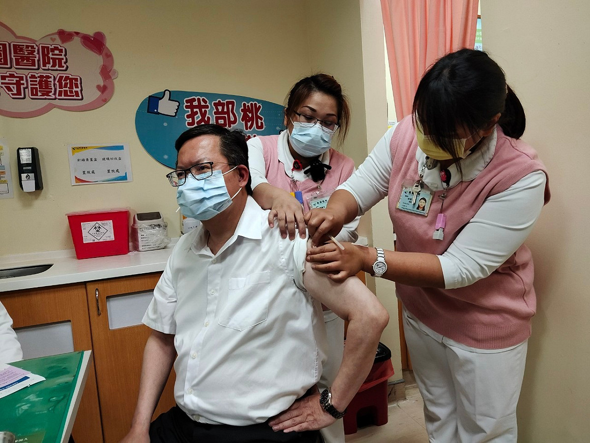 AZ疫苗今（12）日日擴大接種對象，桃園市長鄭文燦今早8時赴部立桃園醫院施打疫苗。 圖：桃園市政府提供