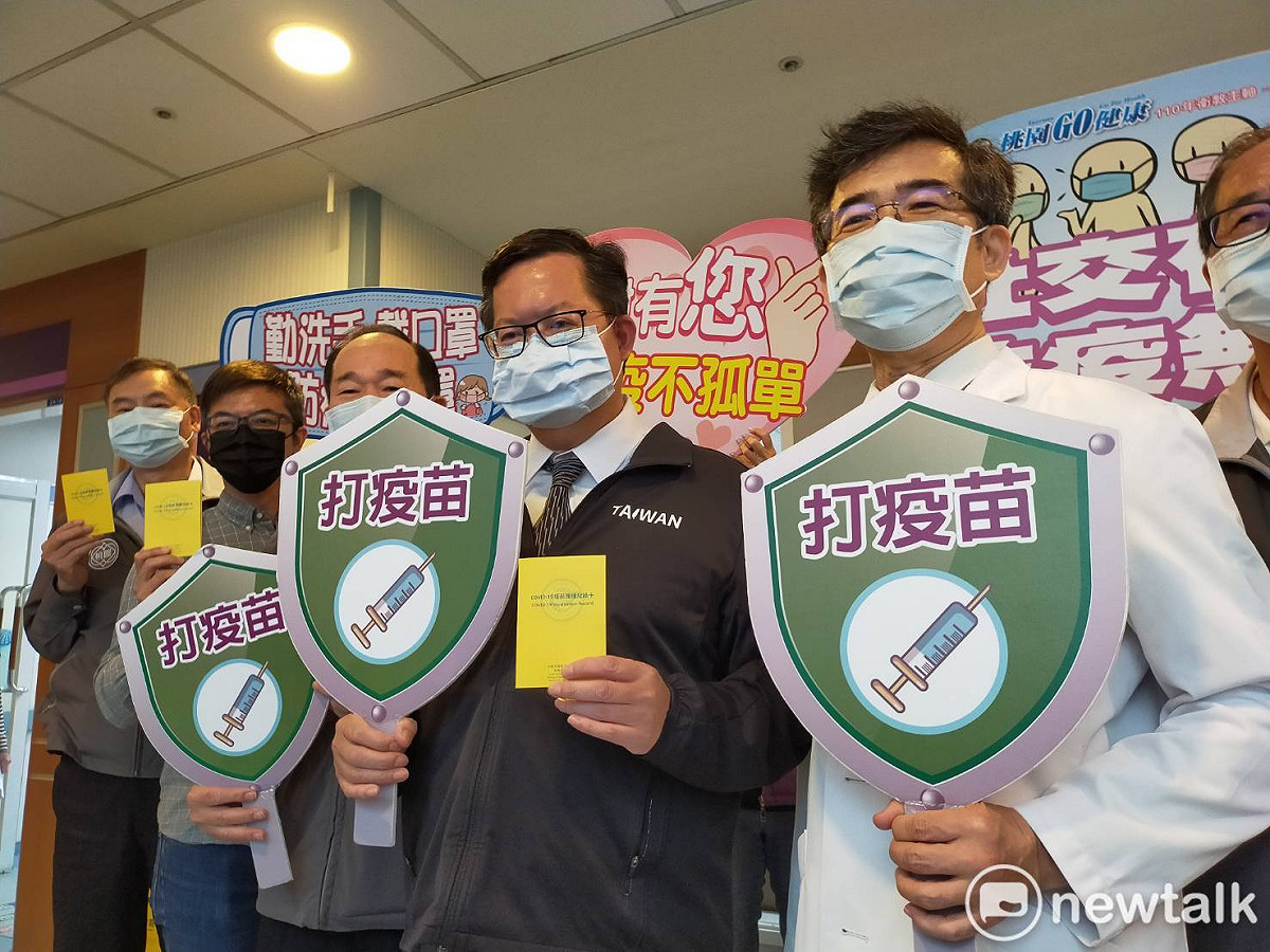 鄭文燦表示，為加強民眾對疫苗信心，他和市府10位局處長一起來施打疫苗。 圖：林昀真/攝(資料照)