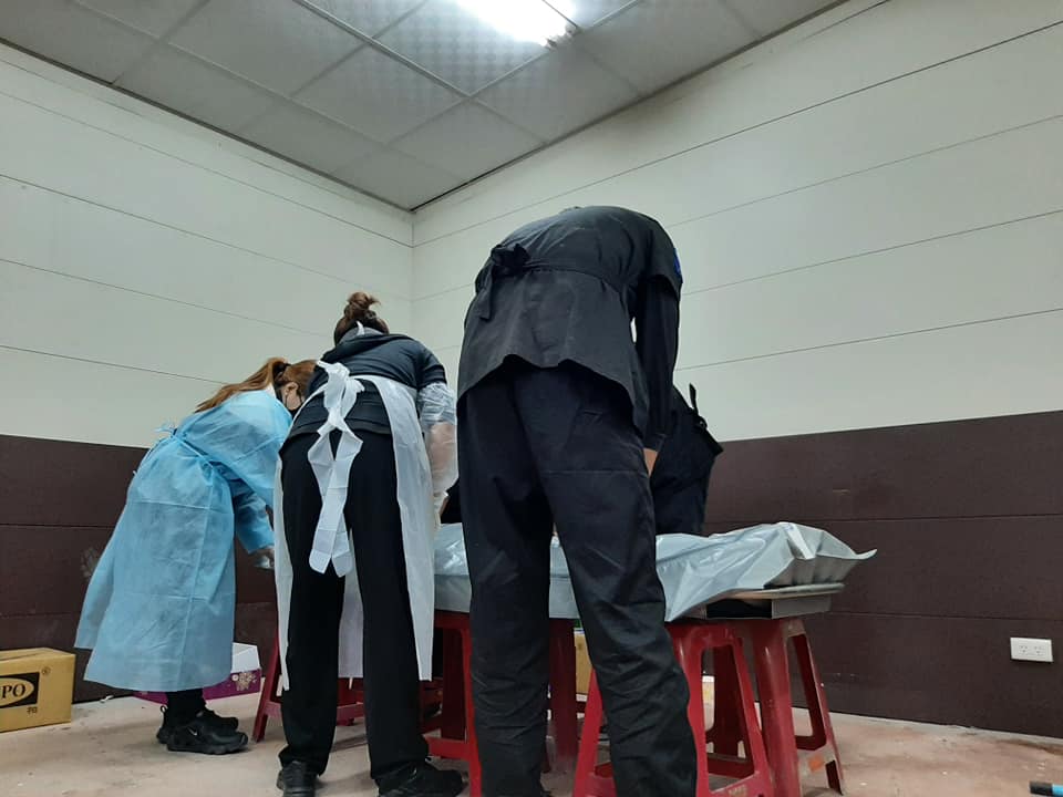 距太魯閣號失事已邁入第10天，修復師團隊「76行者」同樣駐守花蓮殯儀館，零酬勞協助修復遺體，目前已至少修復36具。 圖：翻攝自王薇君臉書