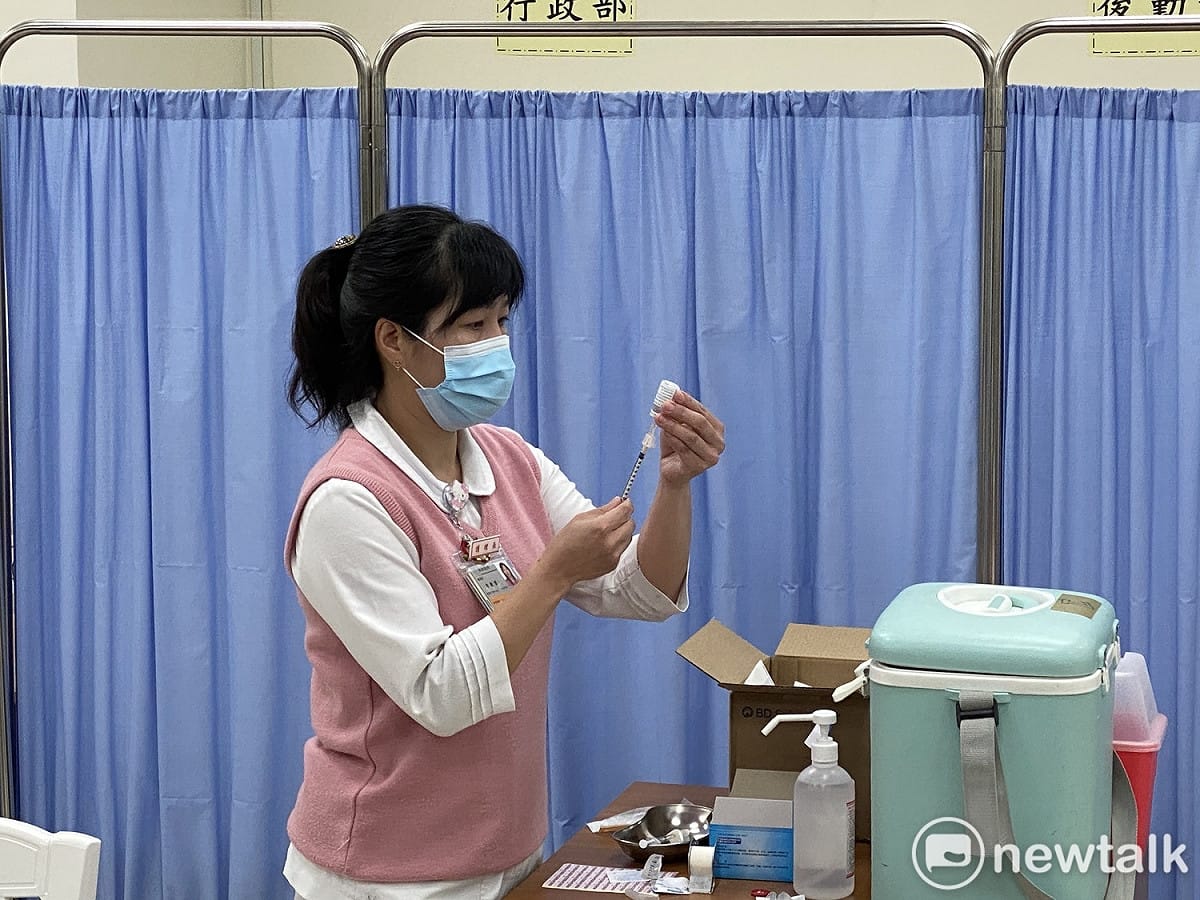 護理師準備施打AZ疫苗。 圖：周煊惠 / 攝（資料照）