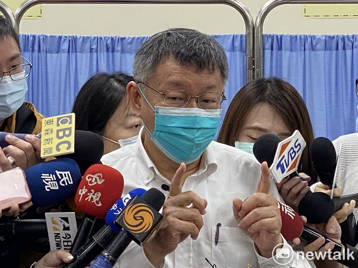 台北市長柯文哲透露，北市聯醫AZ疫苗接種的針全面從3c.c.的針換成1c.c.的針。 圖：周煊惠 / 攝