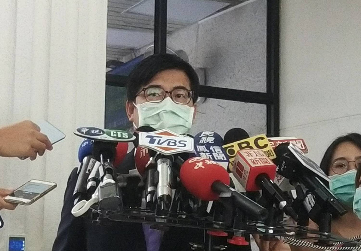 陳其邁(中)表示議會備詢完後天就會去打AZ疫苗。 圖：孫家銘/攝