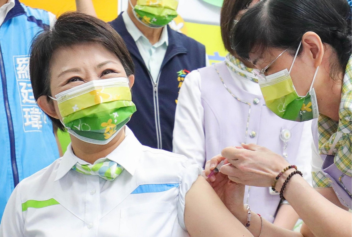 台中市長盧秀燕接受疫苗注射。 台中市政府/提供