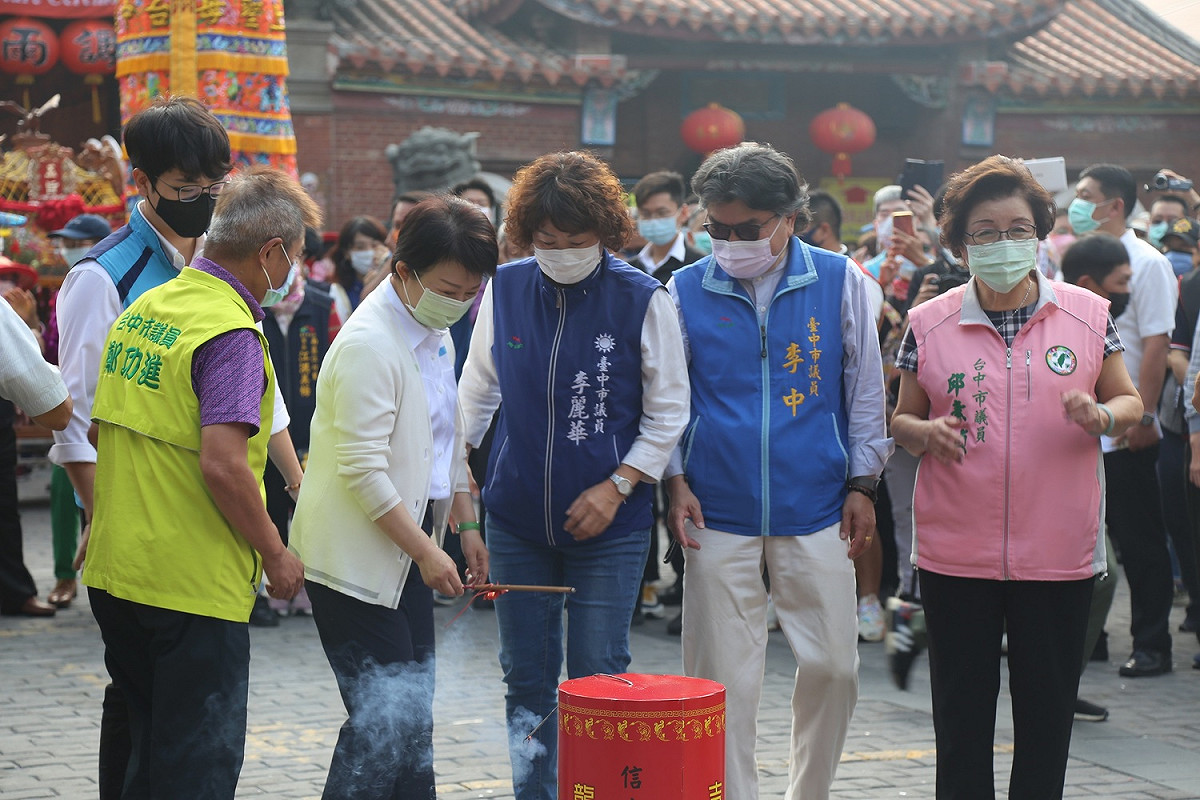 盧秀燕點燃起馬炮。 台中市政府/提供