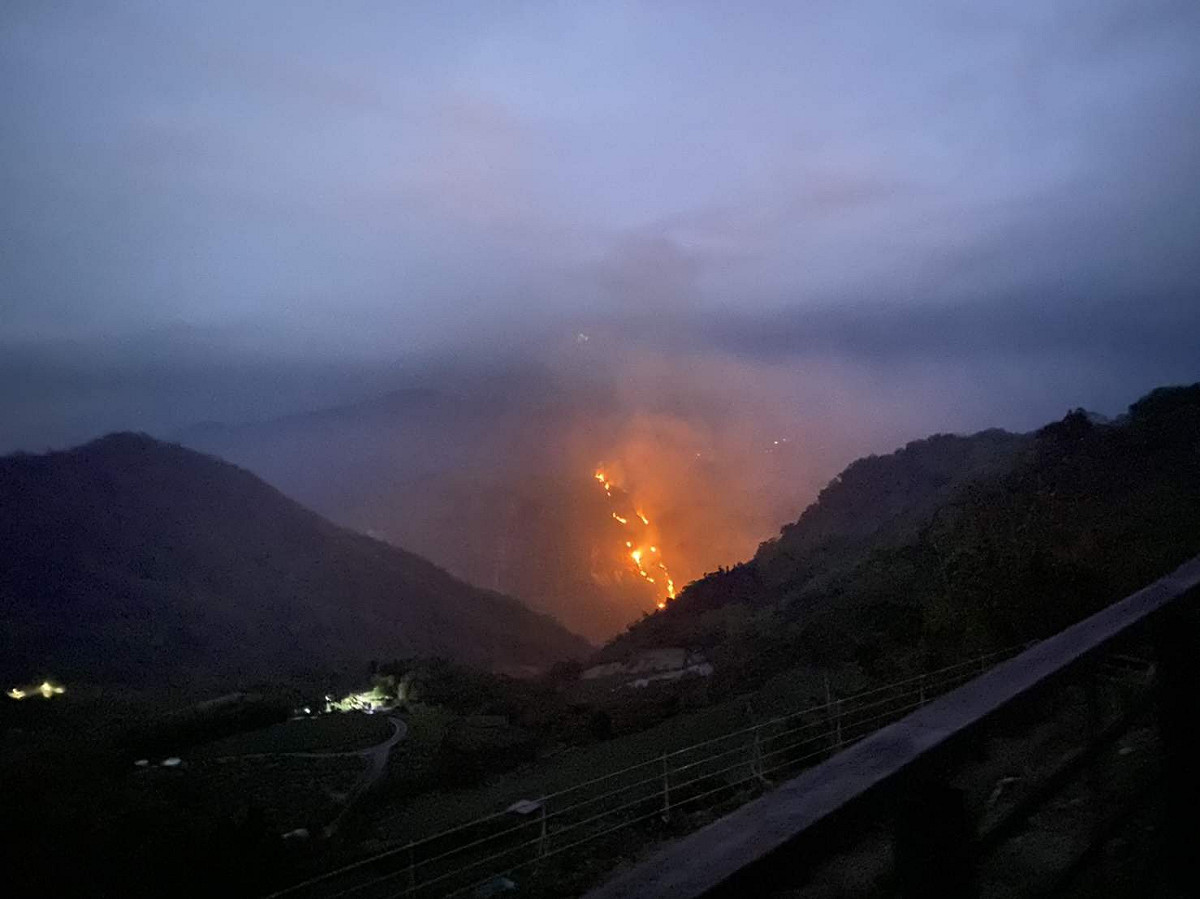 阿里山象山一帶10日晚間又發生山林火警，燒出一條「火龍」。 圖：嘉義縣消防局/提供