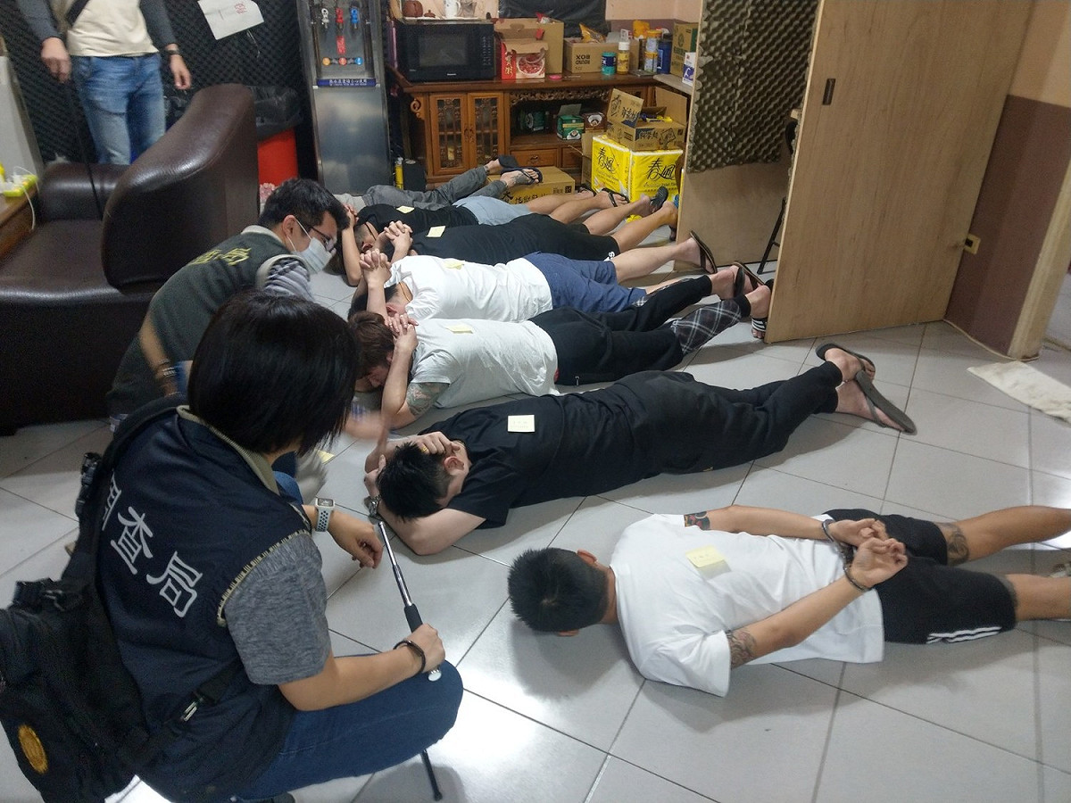 調查局破獲44人電信詐欺基地，創下國內單一處所詐騙機房人數最多之紀錄。 圖：調查局/提供