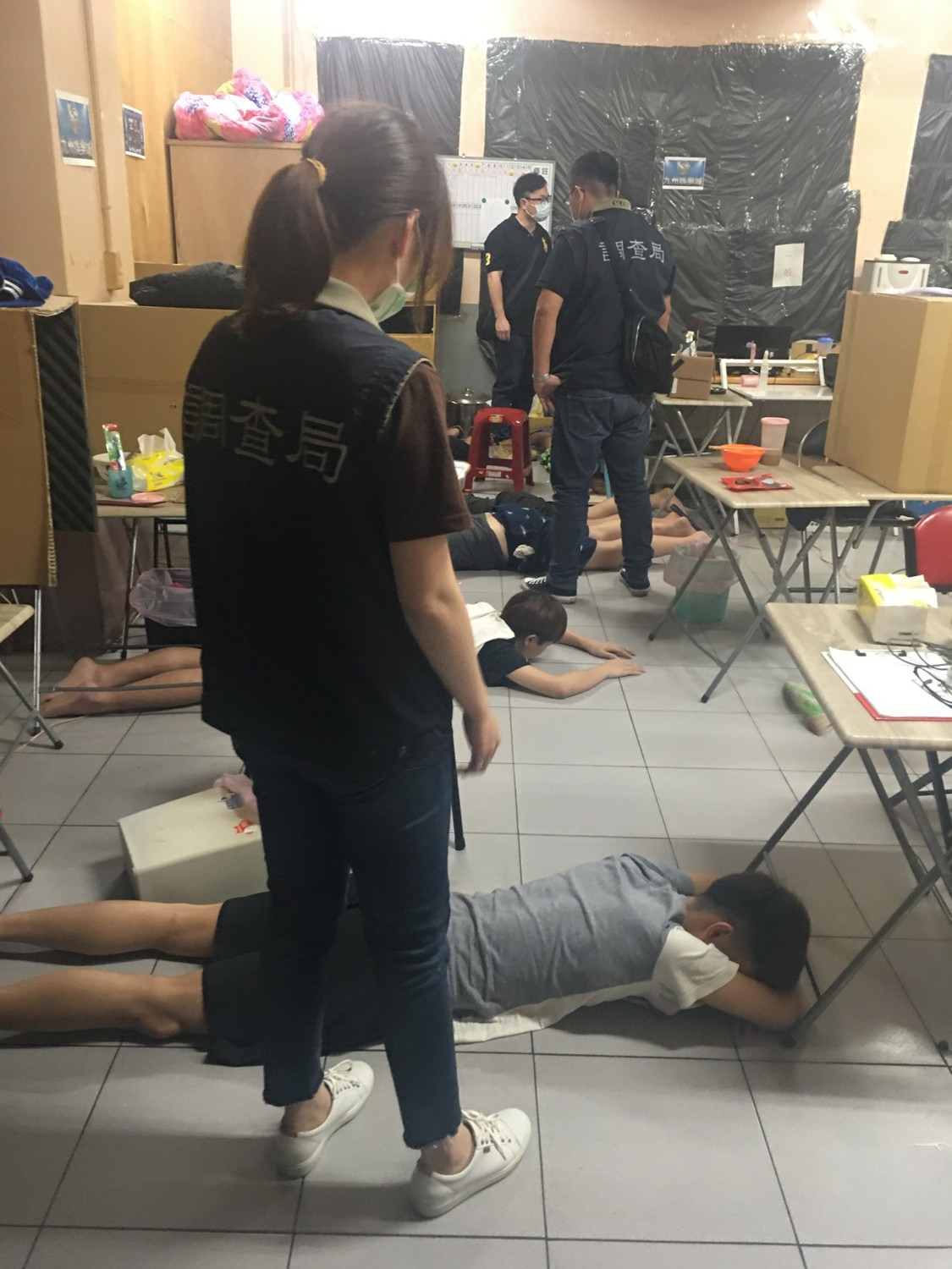 現場查扣詐騙使用之iPhone手機、筆記型電腦、碎紙機、教戰守則、被害人基本資料明細等相關犯罪物證。 圖：調查局/提供