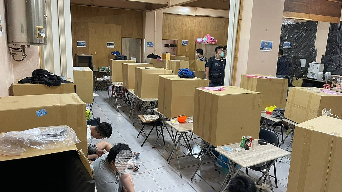 詐騙集團假冒中國公安及檢察官等不同身分，佯稱被害人基資外洩，遭人冒用涉及刑事、洗錢犯罪。 圖：調查局/提供