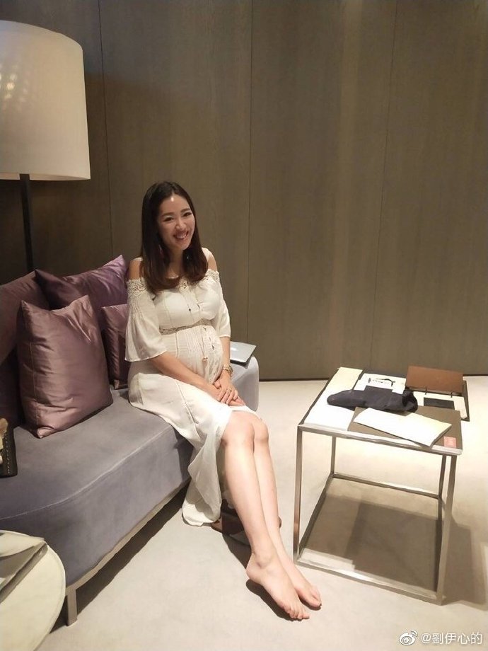 劉伊心和老虎牙子CEO林志隆育有一女「牙子」，日前她公開懷上第二胎。 圖：翻攝自劉伊心微博