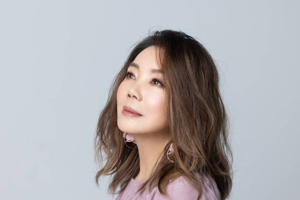 療傷天后辛曉琪近期推出睽違兩年半之的全新數位單曲〈遙寄〉。 圖：三元素影藝提供