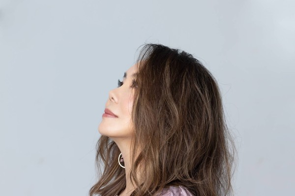 療傷天后辛曉琪近期推出睽違兩年半之的全新數位單曲〈遙寄〉。 圖：三元素影藝提供