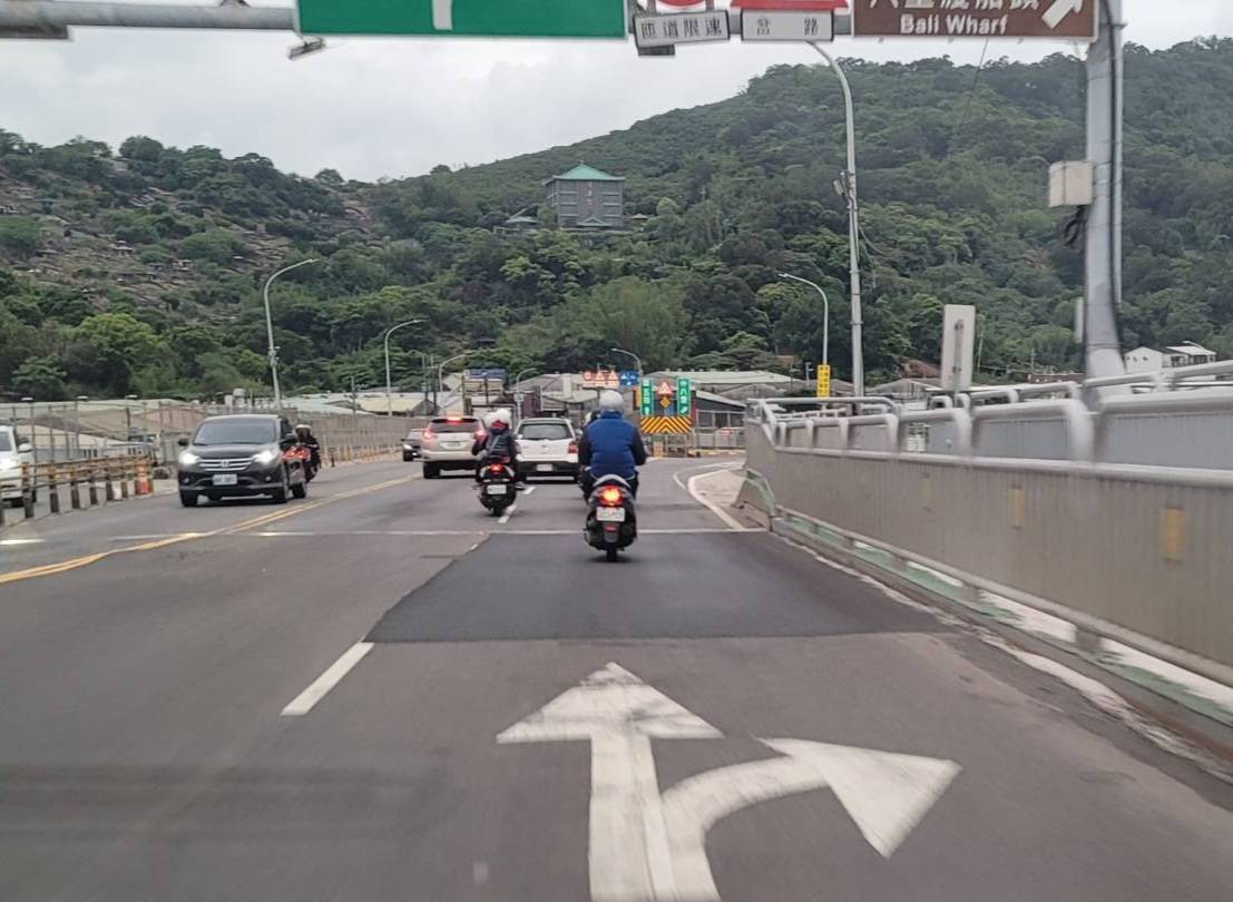 陳偉杰表示，關渡大橋路面多處補丁，高低差容易造成騎士經過時重心不穩慘摔。 圖：陳偉杰／提供