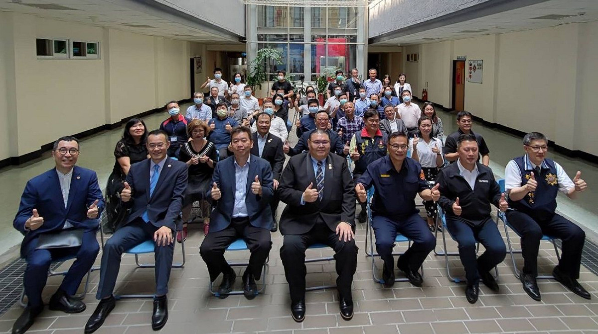 新北市議員張志豪（前排右二起）、新北市警局長黃宗仁及義勇刑警大隊長甄啟剛等人赴新北市刑大打氣加油。                                                                圖：張志豪服務處提供