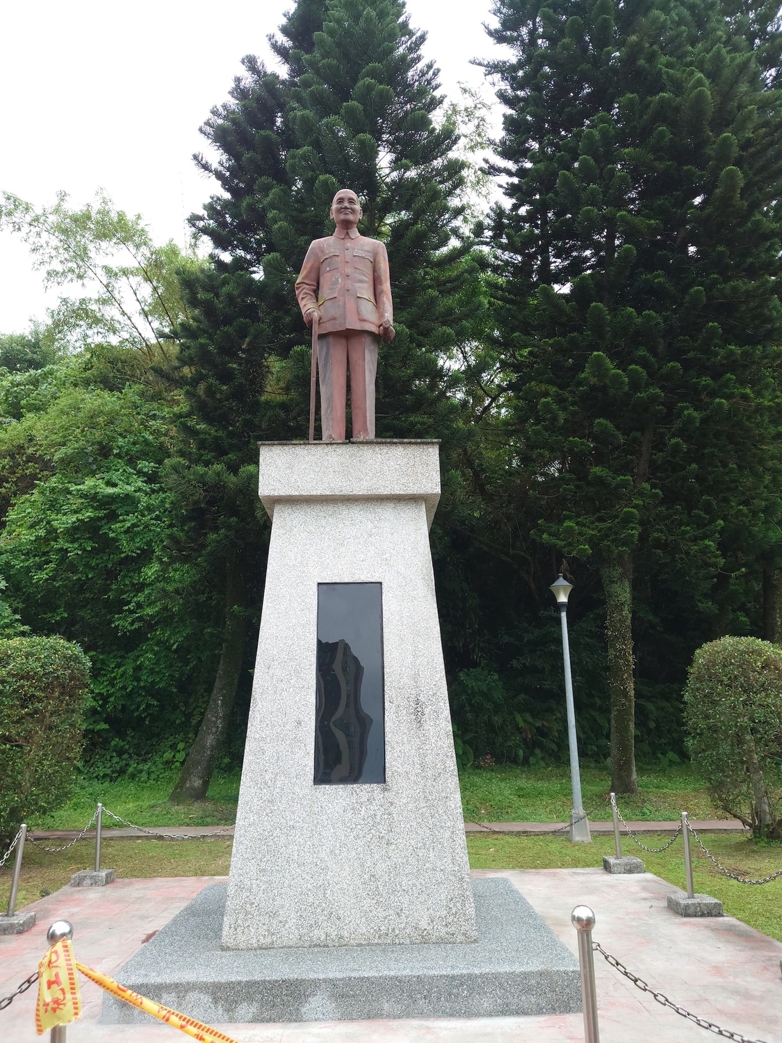 無黨籍台北市議員林穎孟批評，北市府去威權化只是用壓克力板或樹木遮蔽威權文字，這樣也算去威權化。圖為南港29號綠地蔣介石銅像。 圖：林穎孟辦公室 / 提供