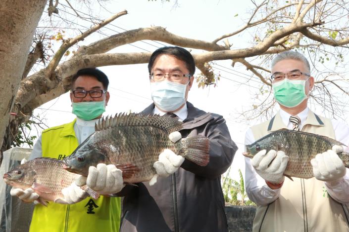 黃偉哲(中）上午到學甲區亮哥養殖場巡視，再度強調節約用水的重要性。 圖：台南市政府／提供