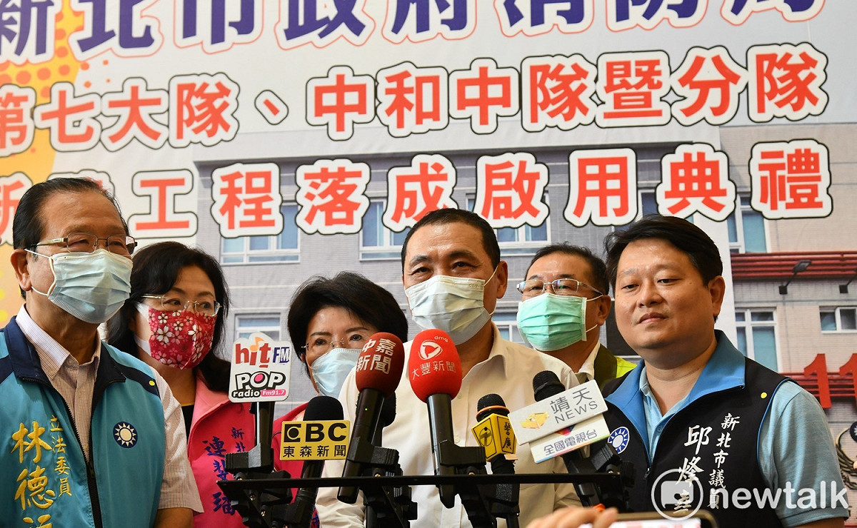 侯友宜說自己打完AZ疫苗後，身體狀況一切OK，呼籲還沒接種的醫護及防疫人員也能捲袖趕快施打，保護自己也守護人民健康。 圖：林昀真／攝