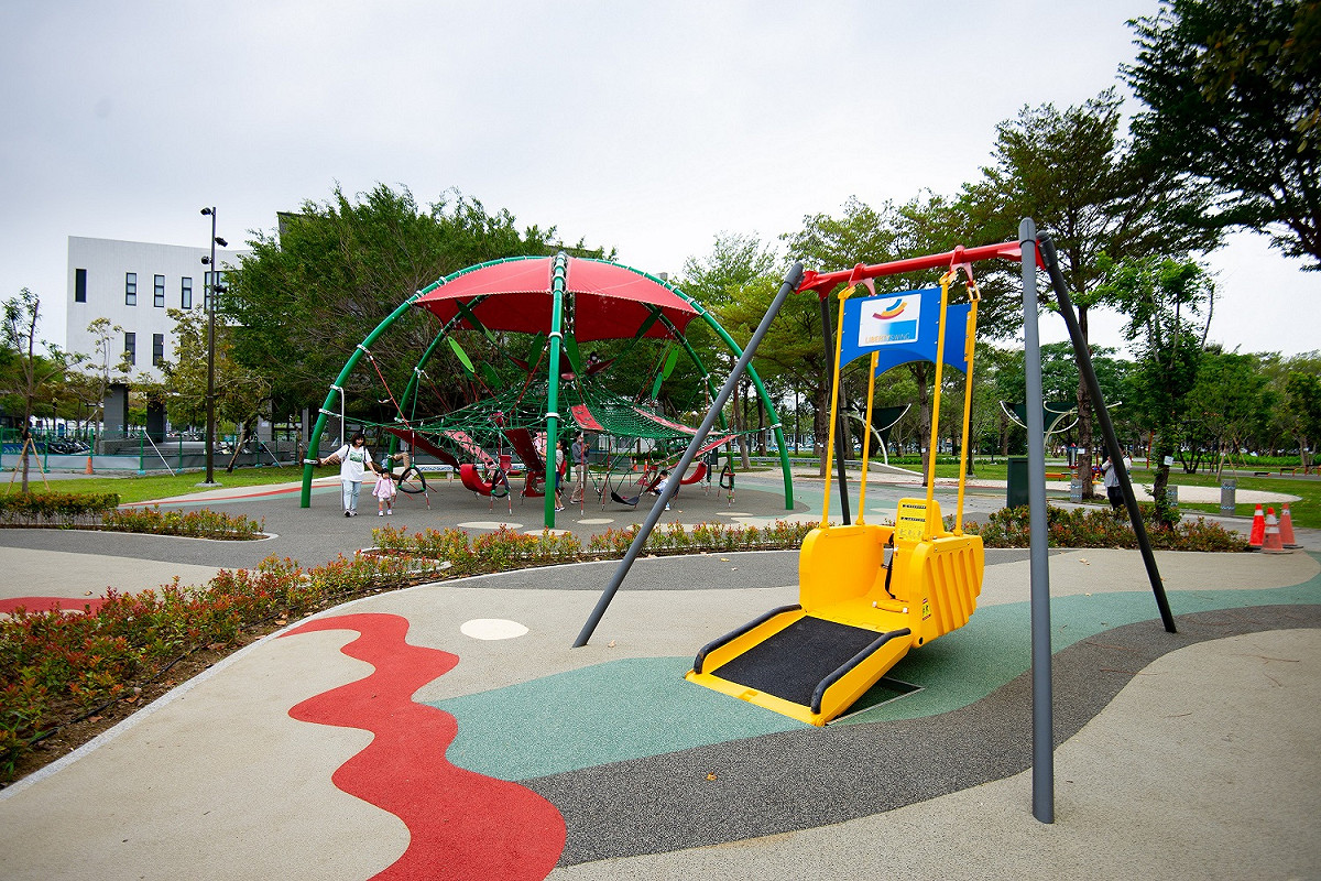 公園引進輪椅盪鞦韆。 圖：台中市政府／提供